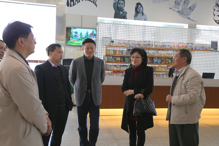 省新闻出版广电局黄玲巡视员前往佛山市三水区新华书店进行实地调研