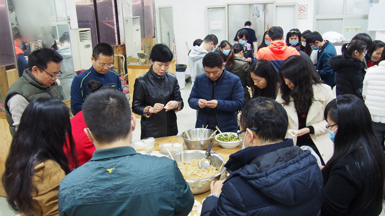 包饺子过大年  集团领导慰问一线外地职工