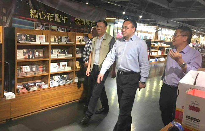 省出版集团、南方出版传媒领导莅临集团“四阅”石岐店参观指导
