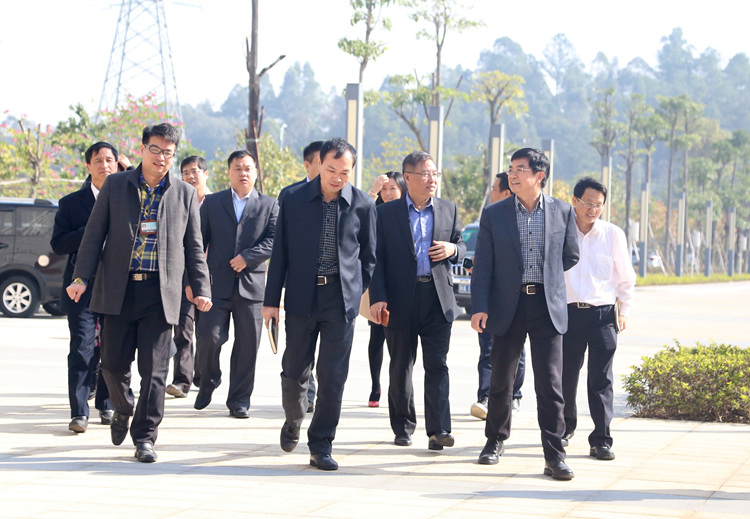 广东省教育厅教育装备中心领导到三水新华书店西南中学智慧图书馆参观调研