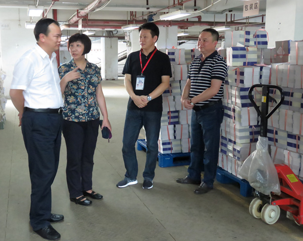 省新闻出版广电局党组副书记、副局长钱永红率队视察发行集团中小学教材发行工作