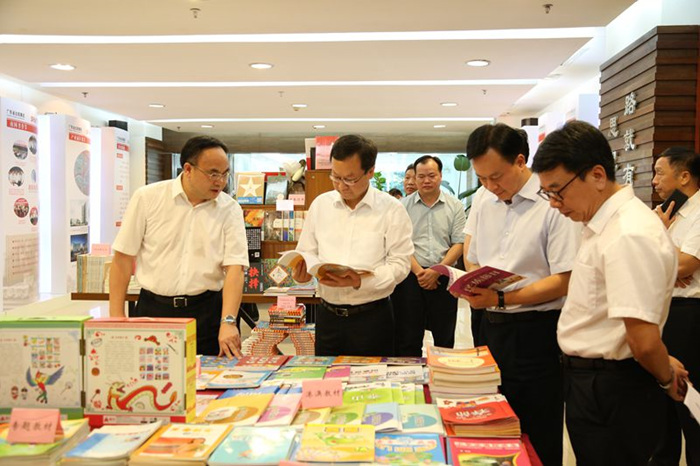 省委常委、组织部部长邹铭莅临省出版集团指导工作