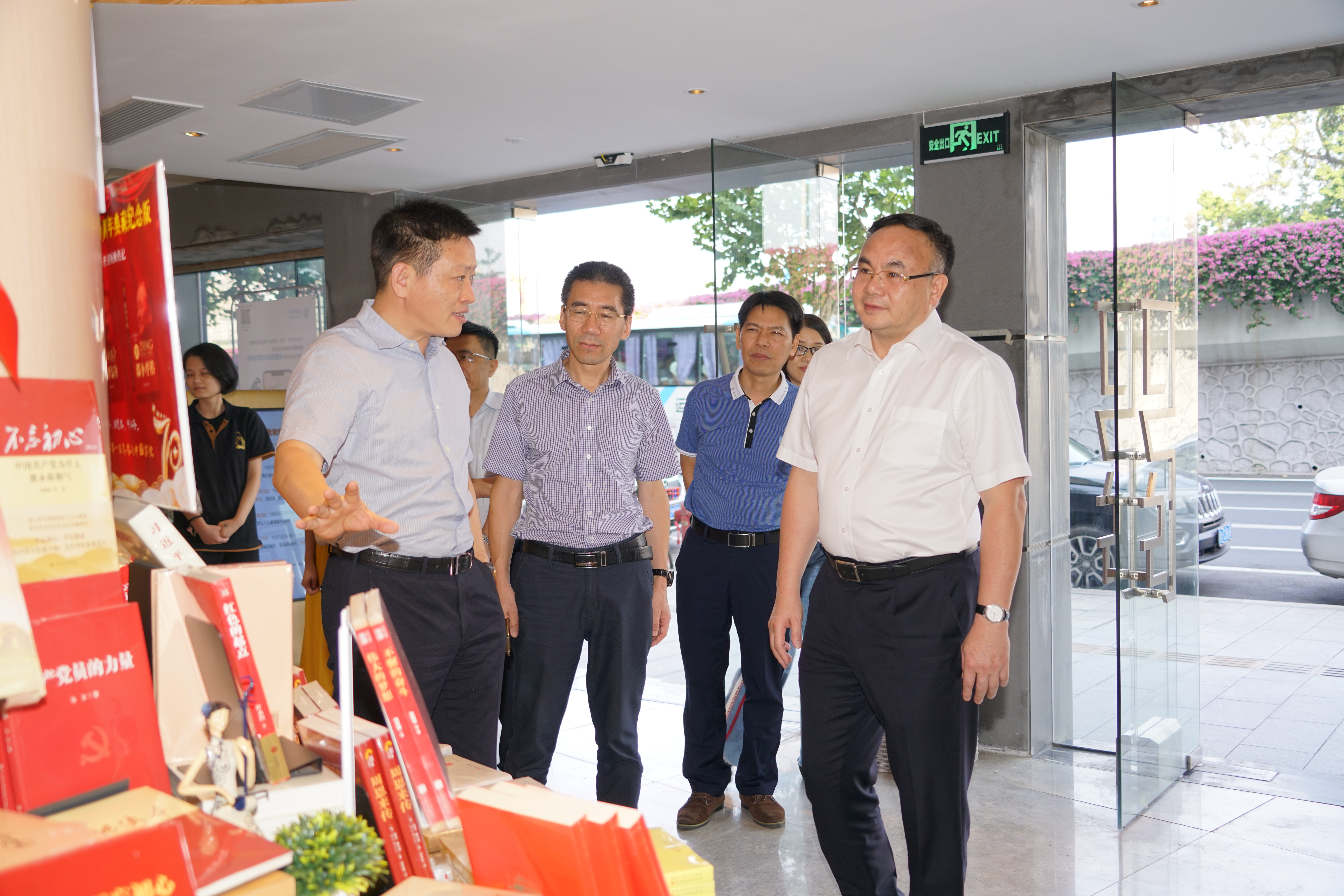 省委宣传部副部长王桂科到四阅书店东湖店调研