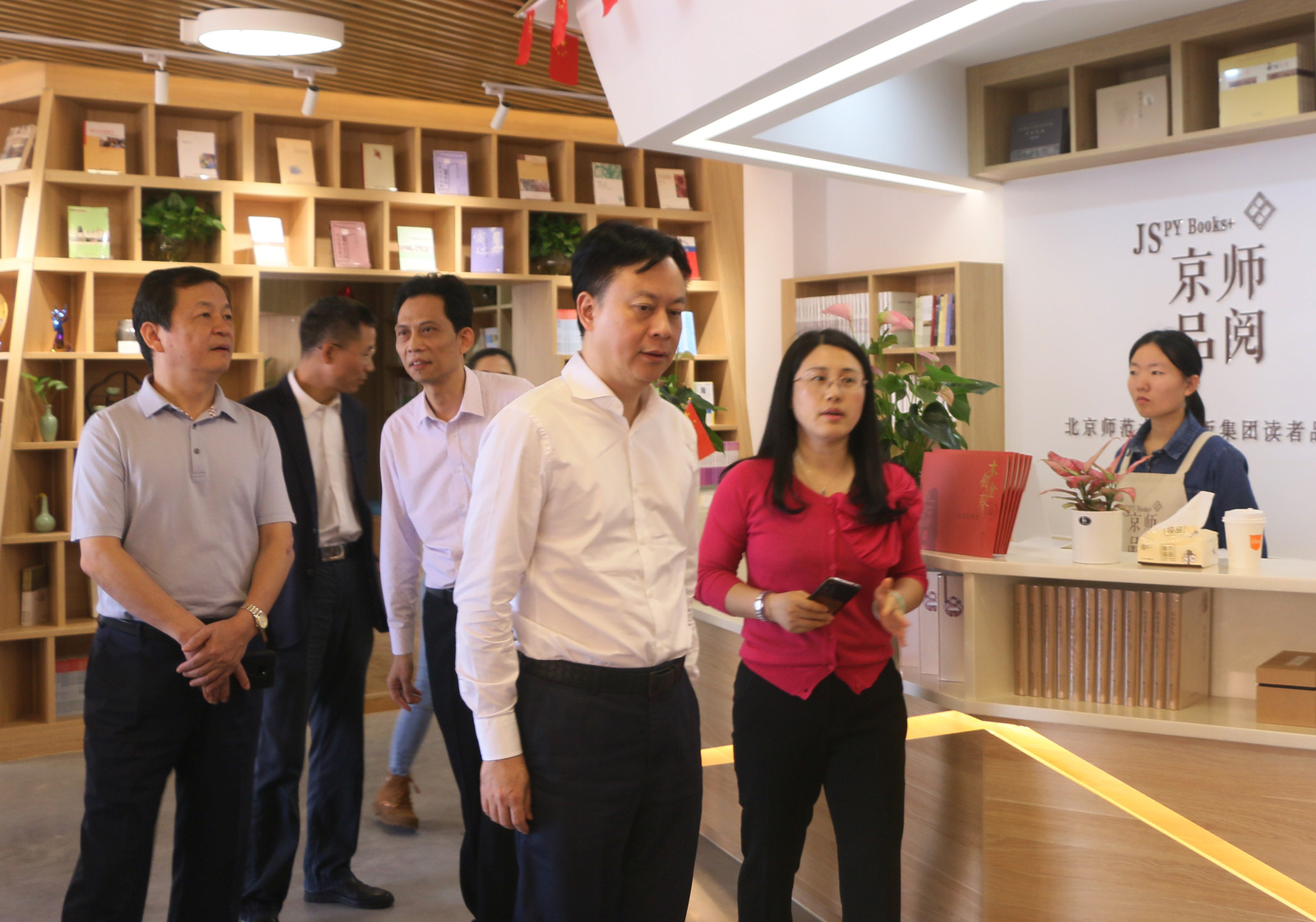 谭君铁一行到珠海市新华书店调研