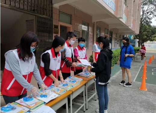 不让一个学生掉队，广东新华又出手了