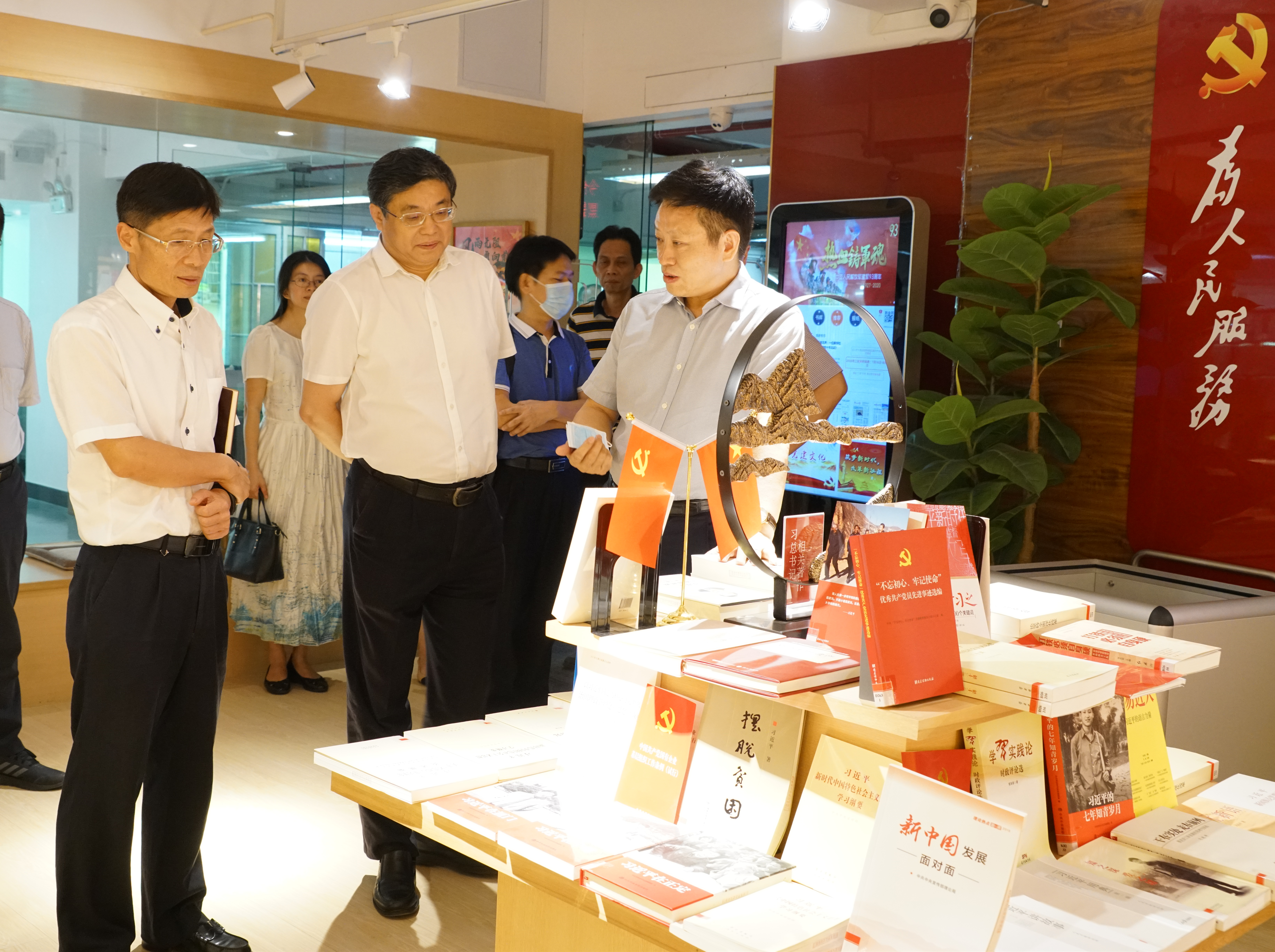 省委宣传部副部长杜新山到广东新华发行集团调研重点政治读物发行工作