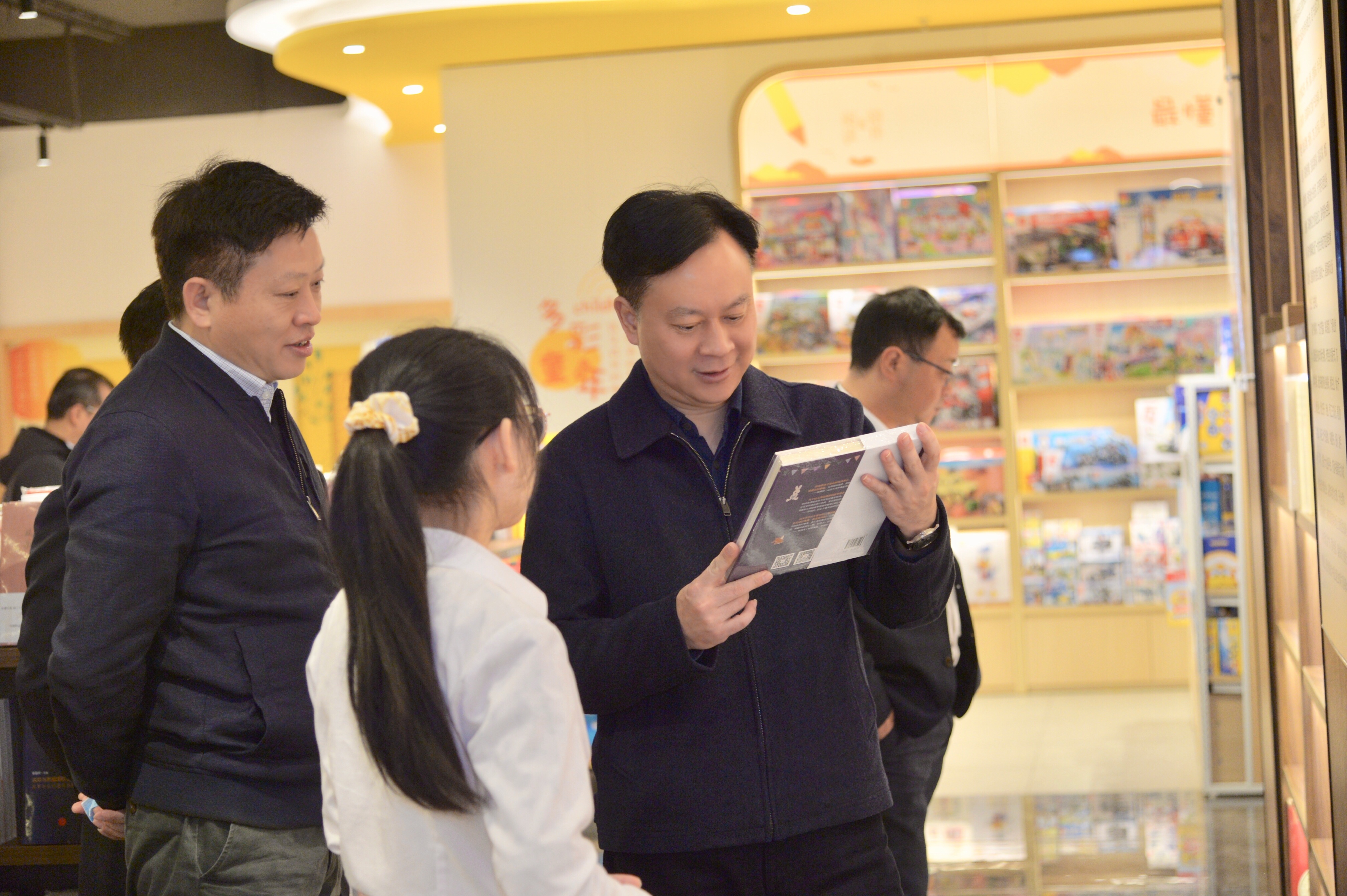 集团党委书记、董事长蒋鸣涛陪同省出版集团党委书记、董事长谭君铁一行到江门调研