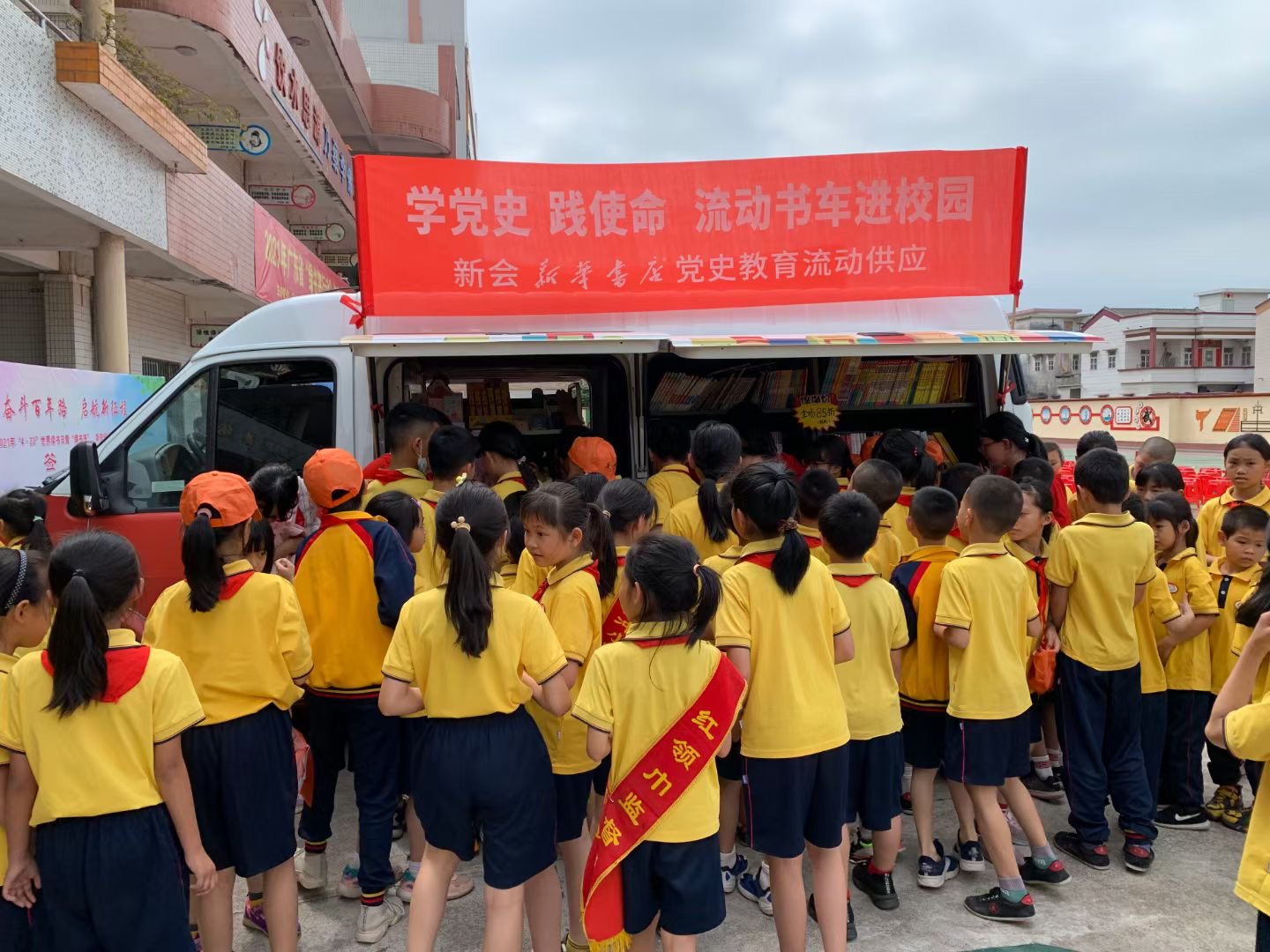 新会新华书店：“学党史践使命”流动售书车进校园