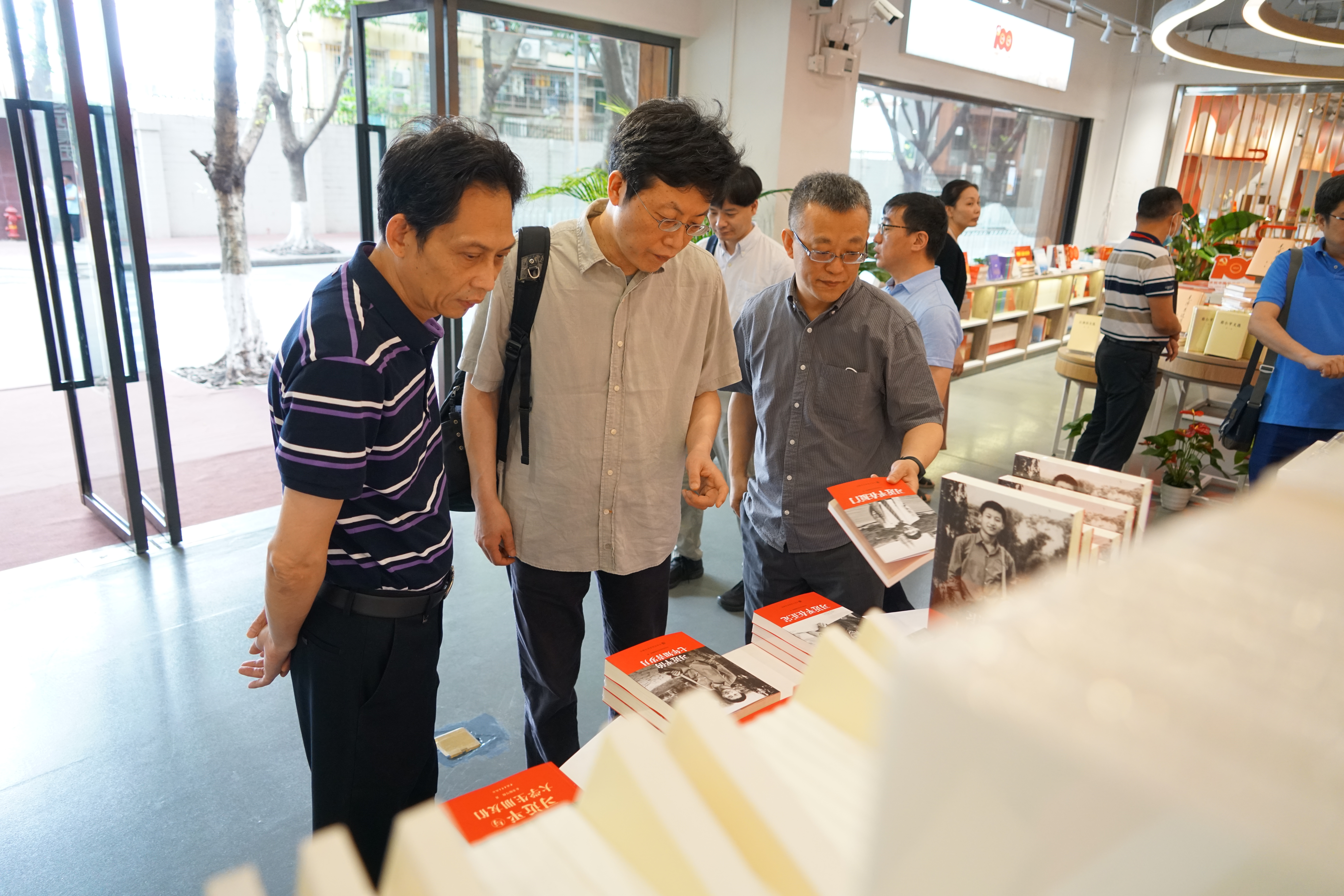上海出版社经营管理协会到集团考察交流