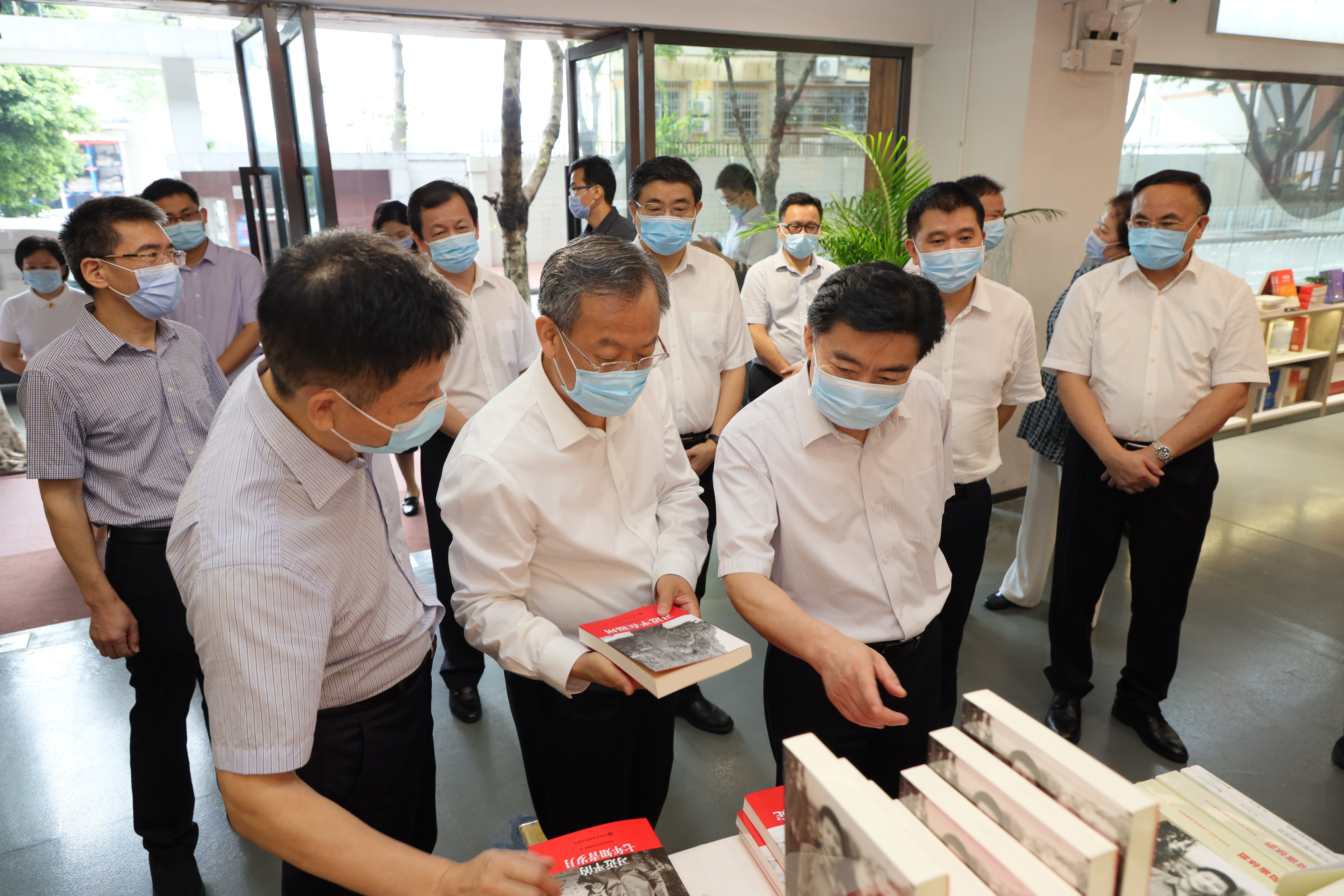 广东省政协主席王荣到文化企业调研