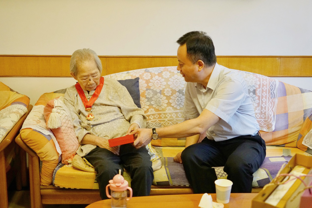 省出版集团党委书记、董事长谭君铁走访慰问“光荣在党50年”老同志