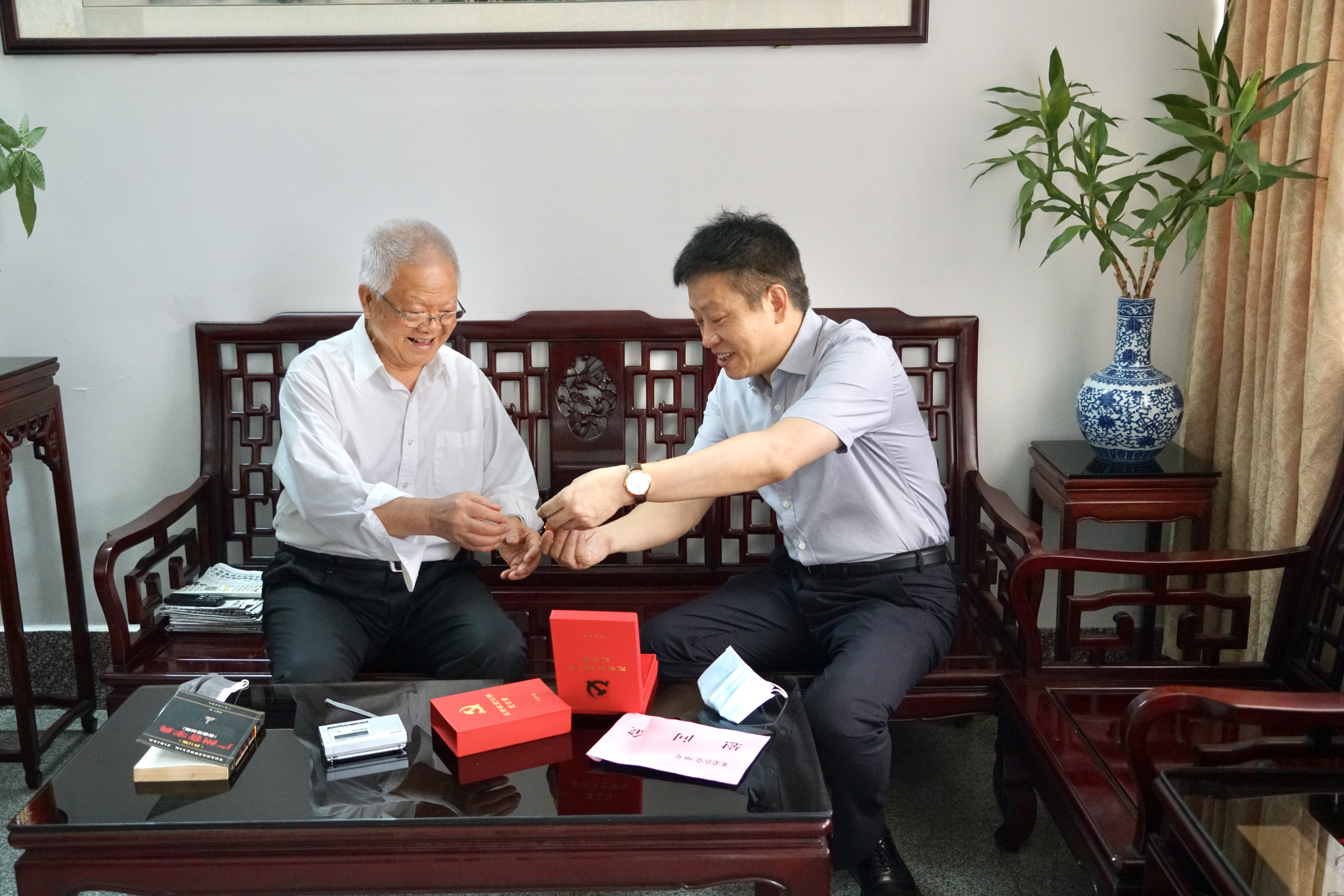 蒋鸣涛走访慰问“光荣在党50年”老同志
