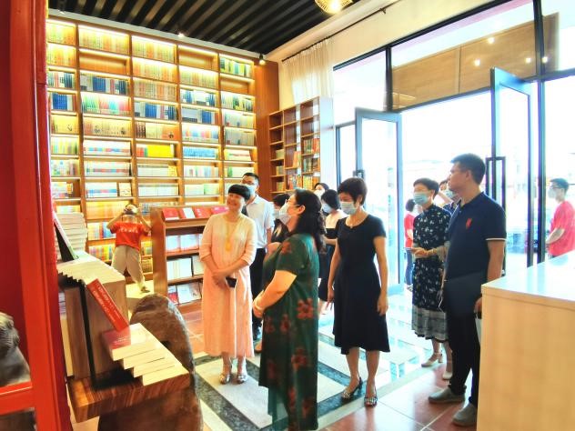 江门市委常委、宣传部部长陈冀莅临新会新华书店双水镇店调研指导