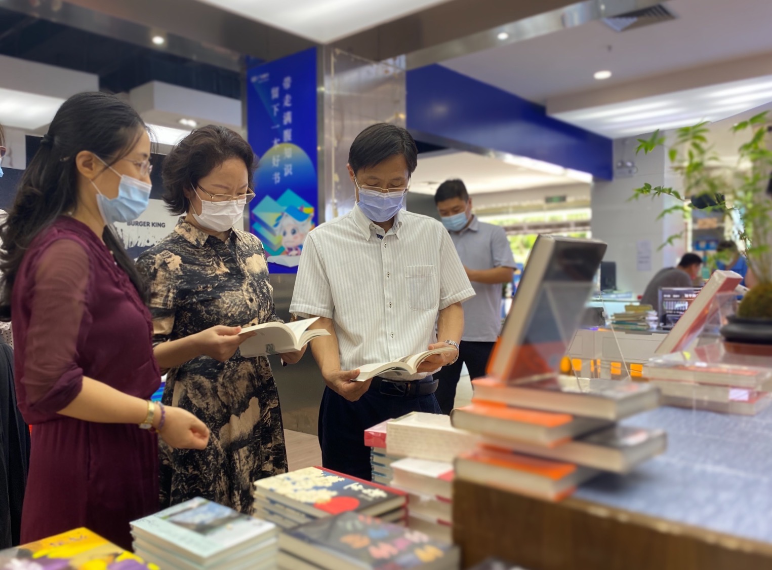 省委宣传部副部长杜新山到珠海新华书店考察调研