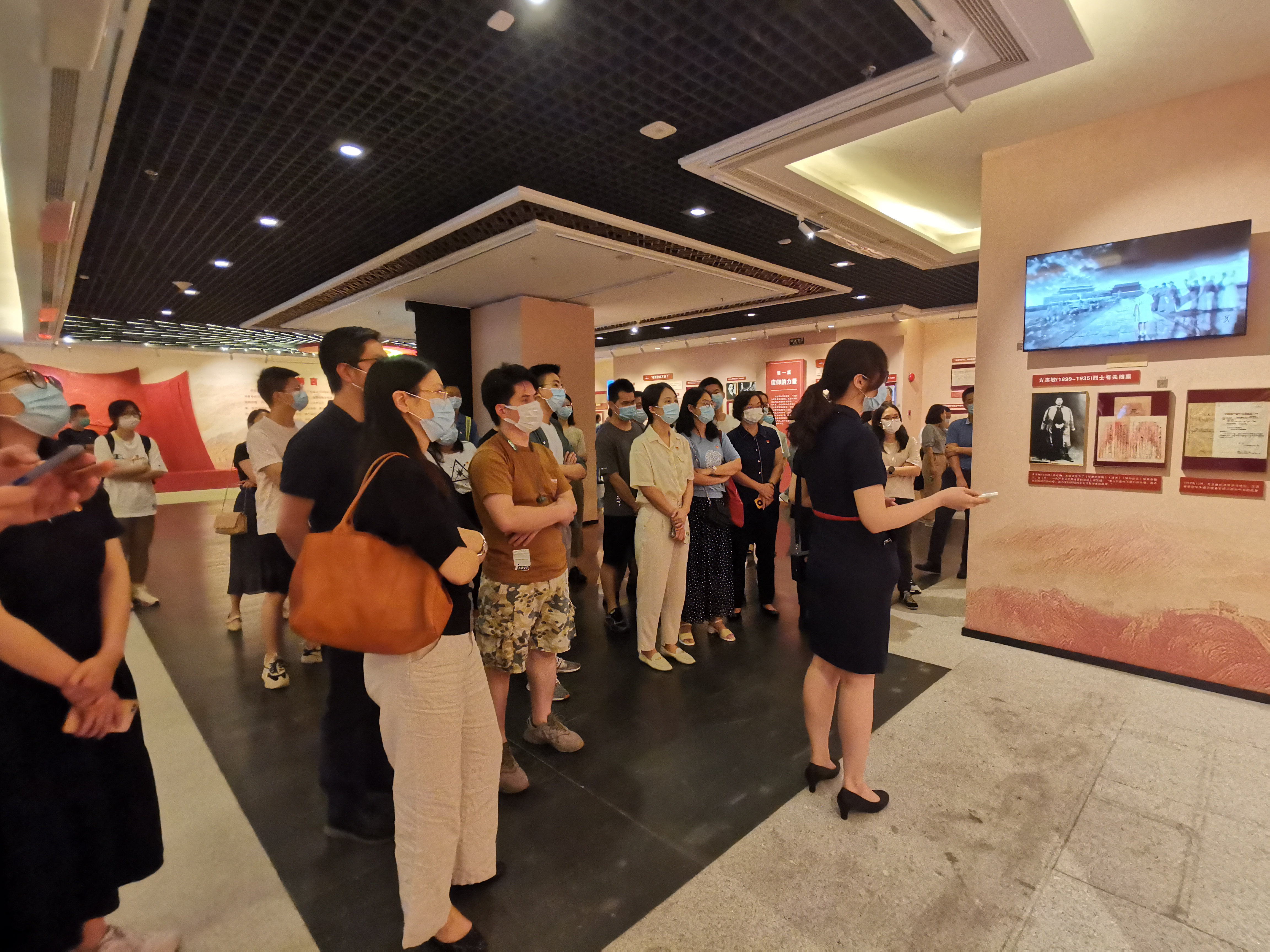 集团本部在职党员参观“百年恰是风华正茂”  主题档案文献展