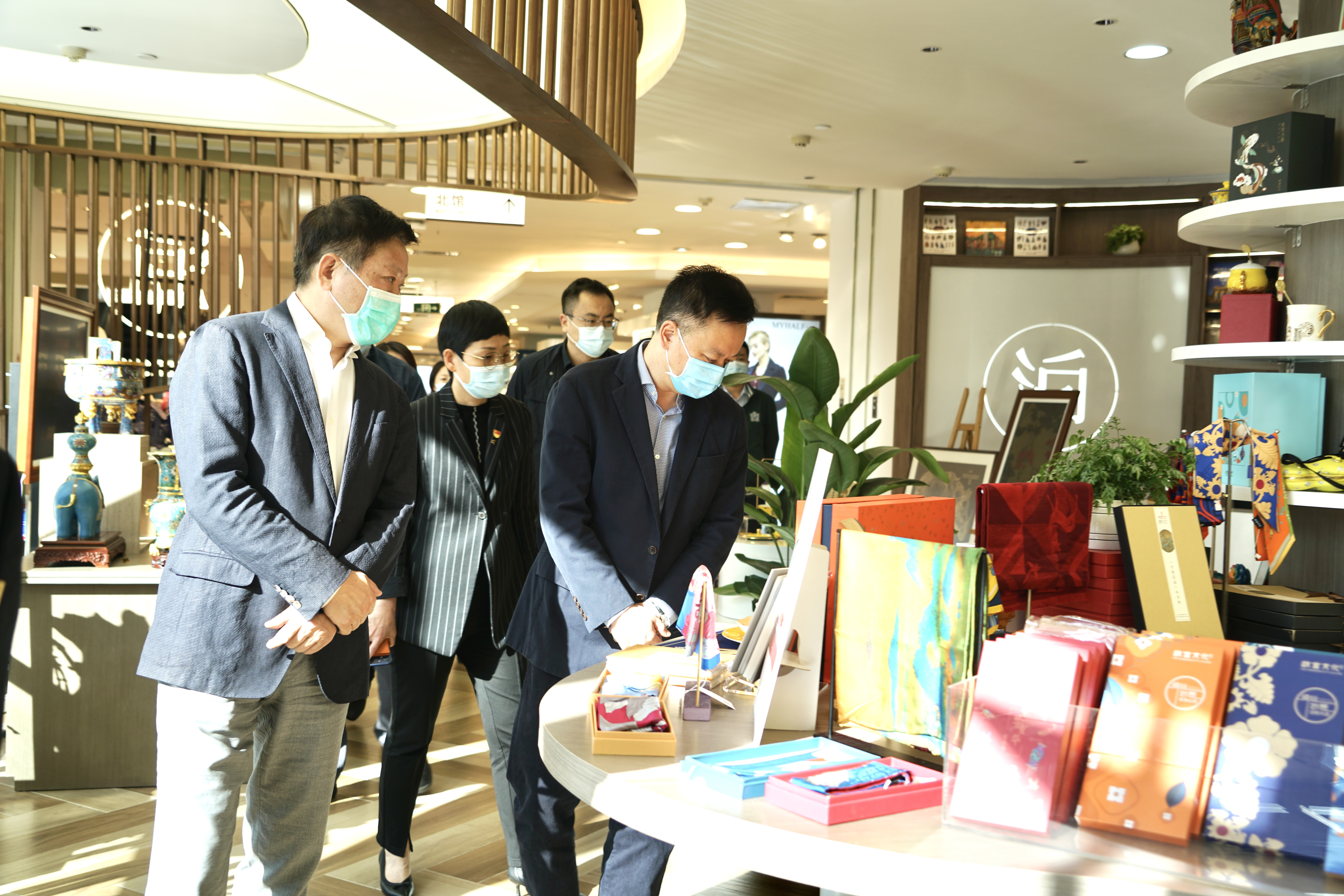 谭君铁到友谊商店“泊”国潮文创店和“吾悦·青年之家”文化空间考察调研