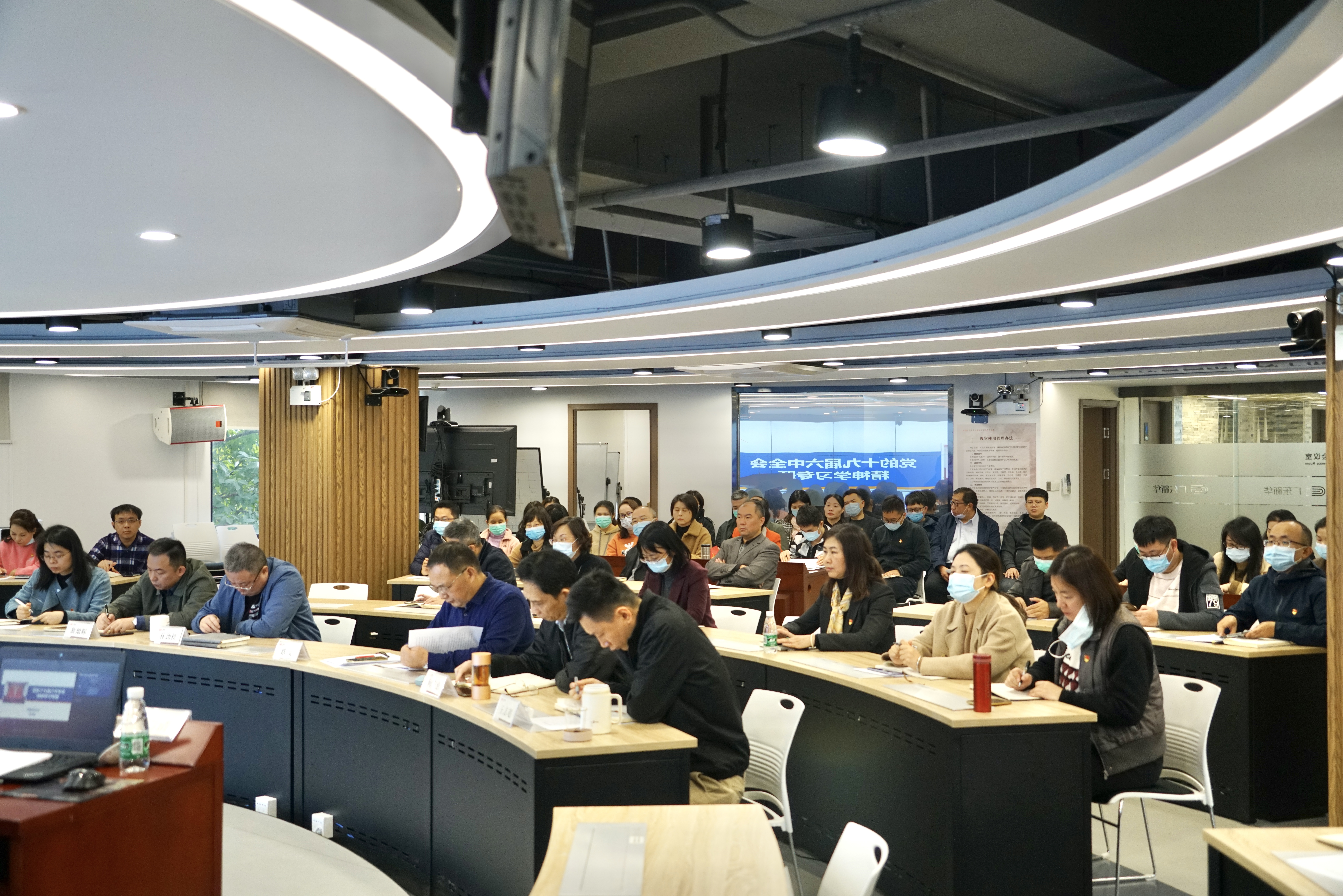 集团举办学习贯彻党的十九届六中全会精神宣讲报告会暨党支部书记培训班