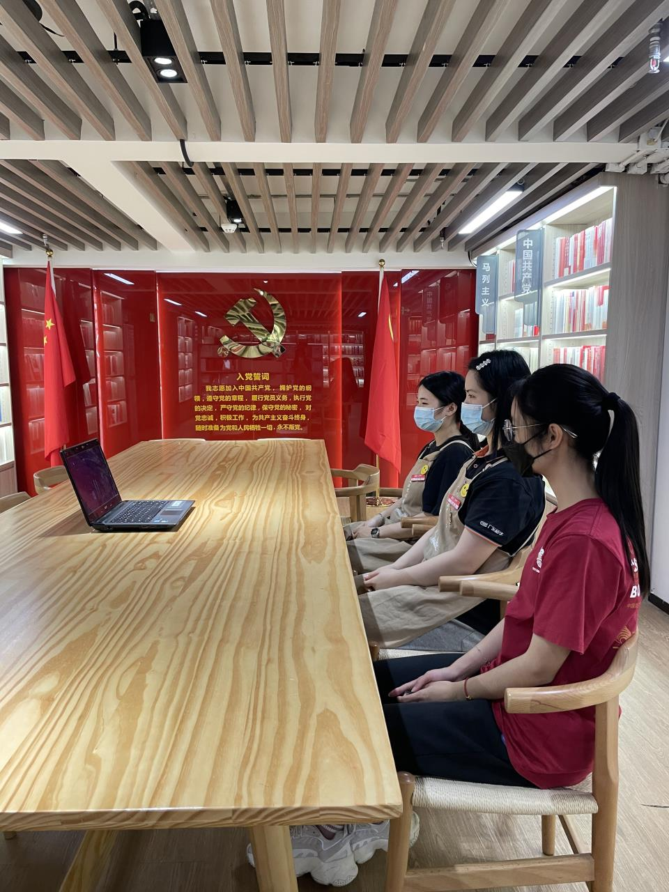 开平公司青年团员观看庆祝大会直播