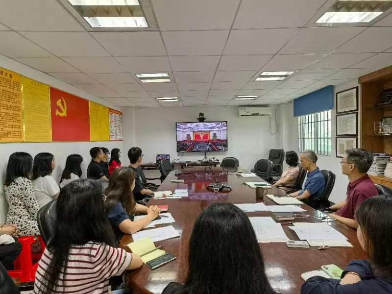 南海公司班子成员及青年团员观看庆祝大会直播
