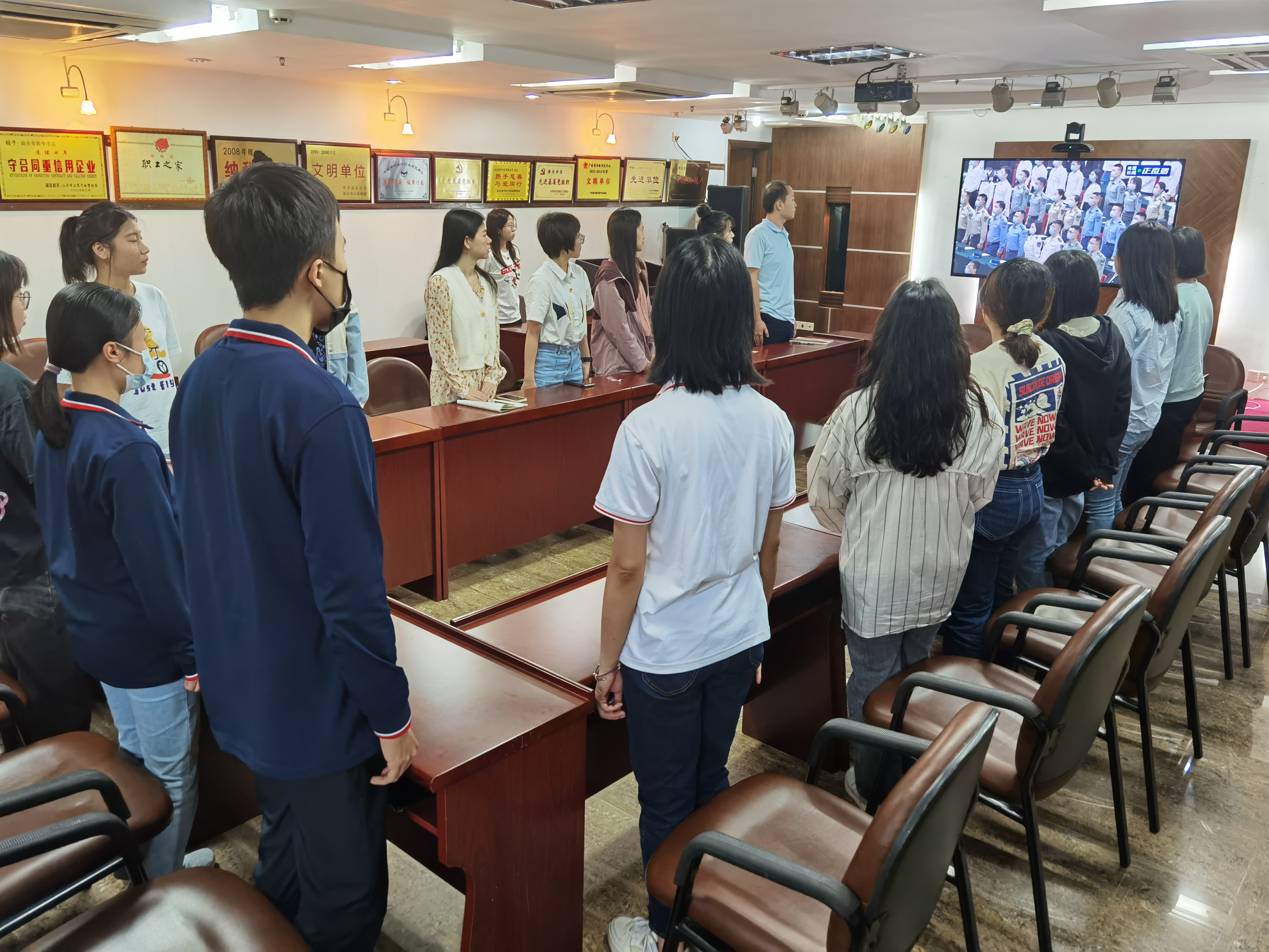 汕头公司青年团员观看庆祝大会直播