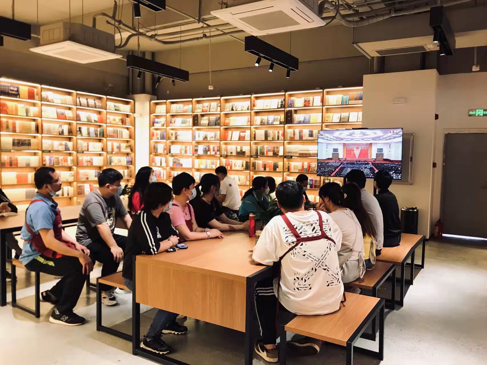 韶关公司青年团员观看庆祝大会直播