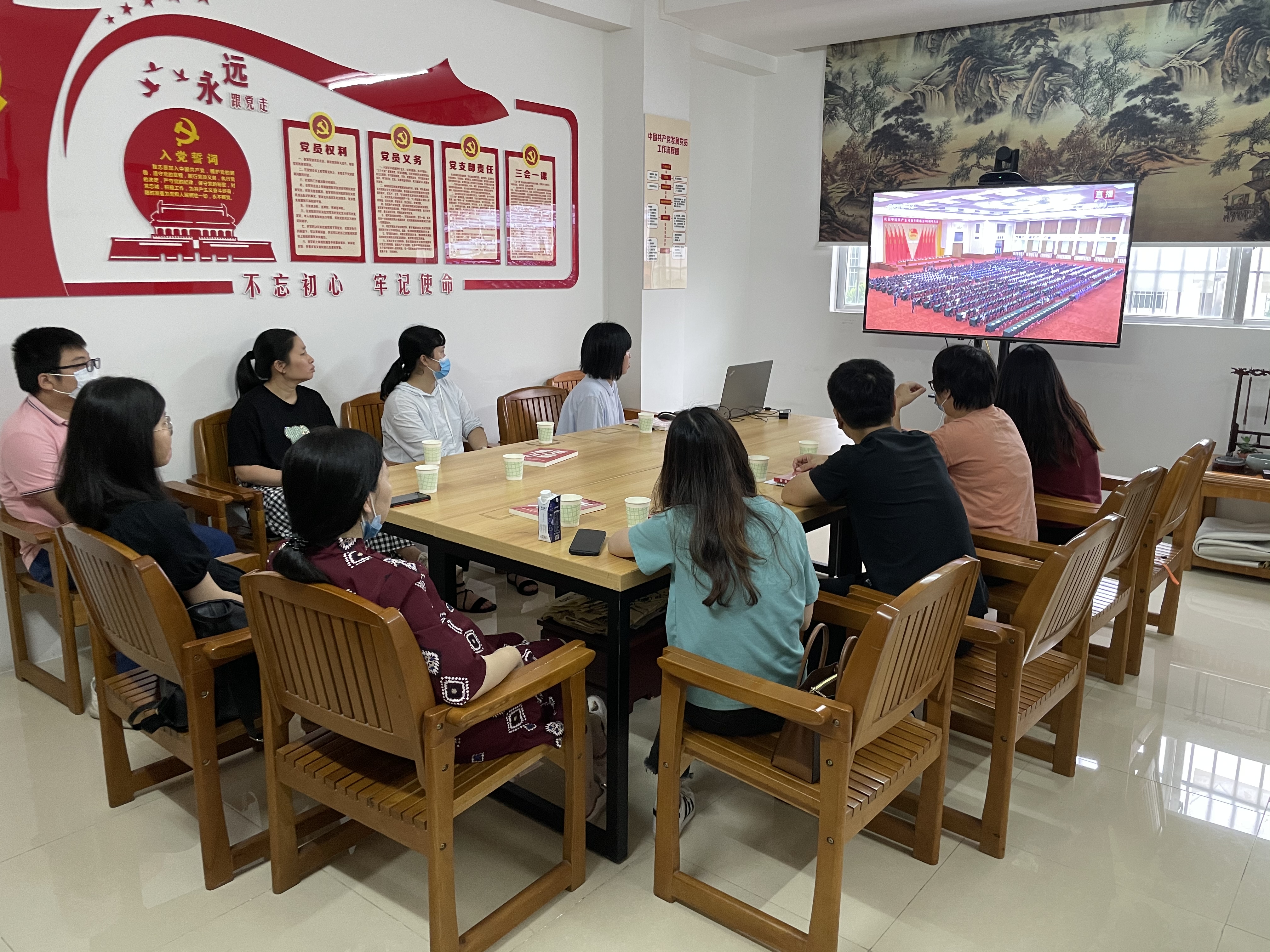 阳江公司青年团员观看庆祝大会直播