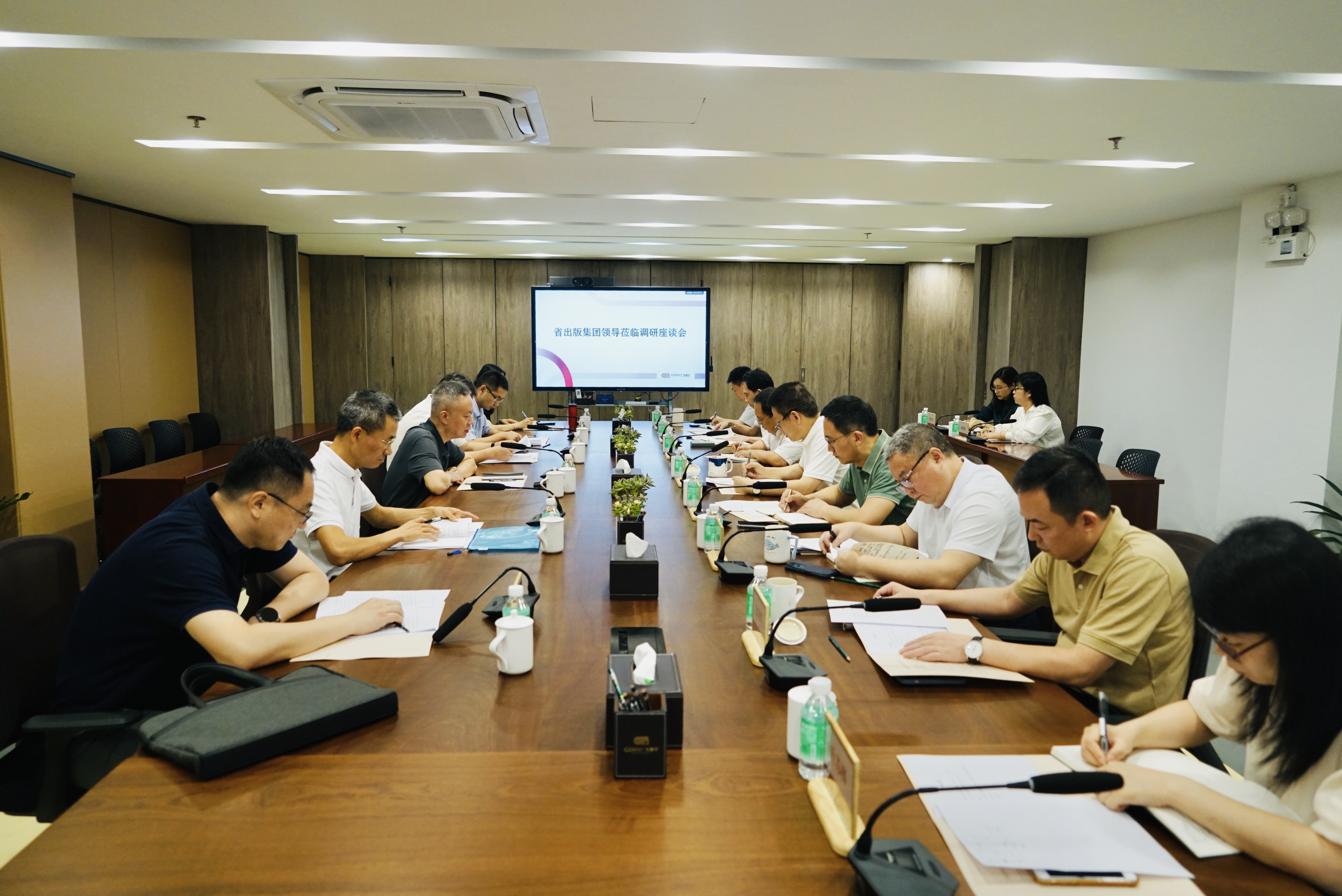 谭君铁到新华发行集团调研工作