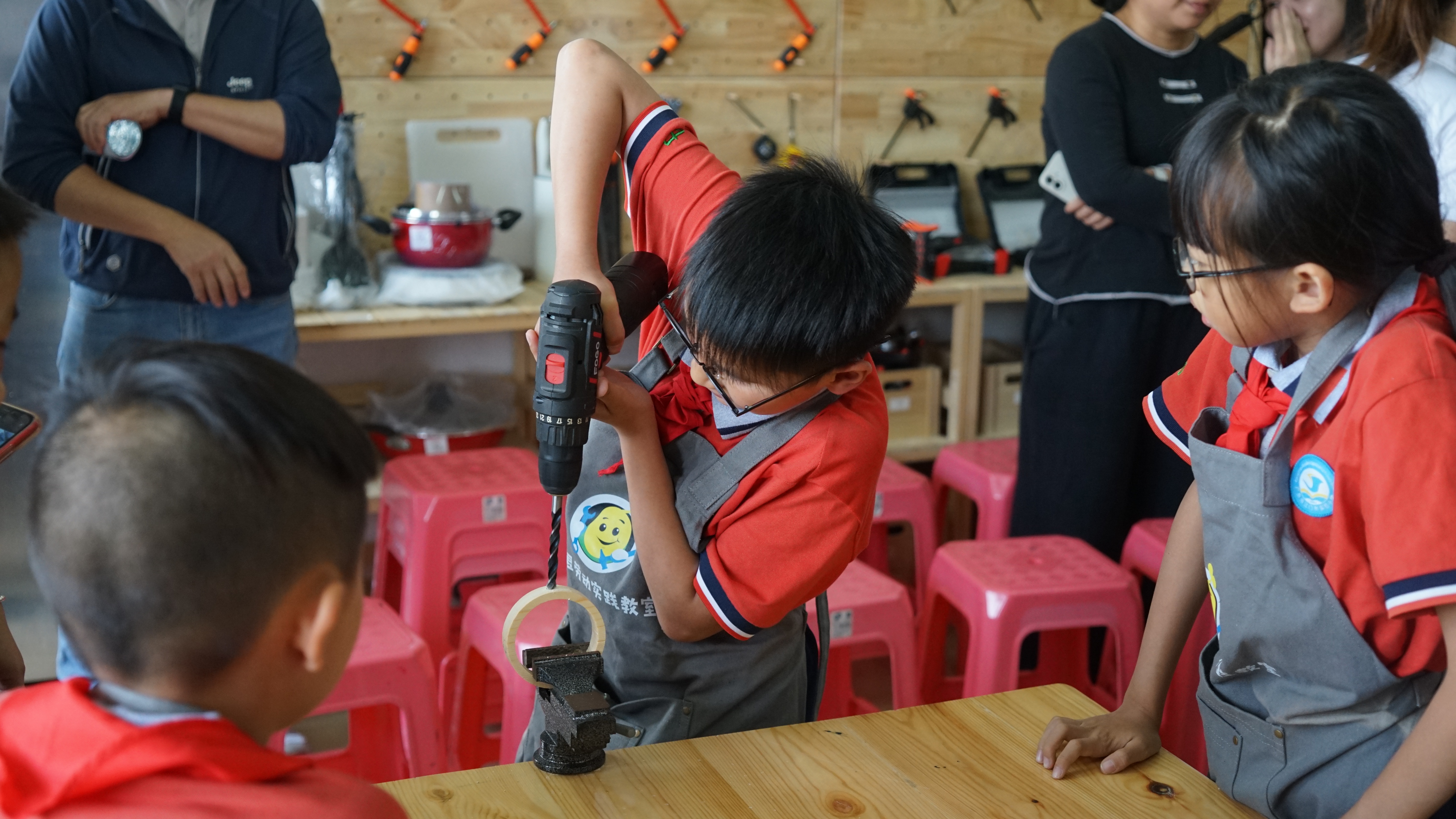 以书为媒 以劳育人 ——8所学校携手新华书店共建劳动实践室