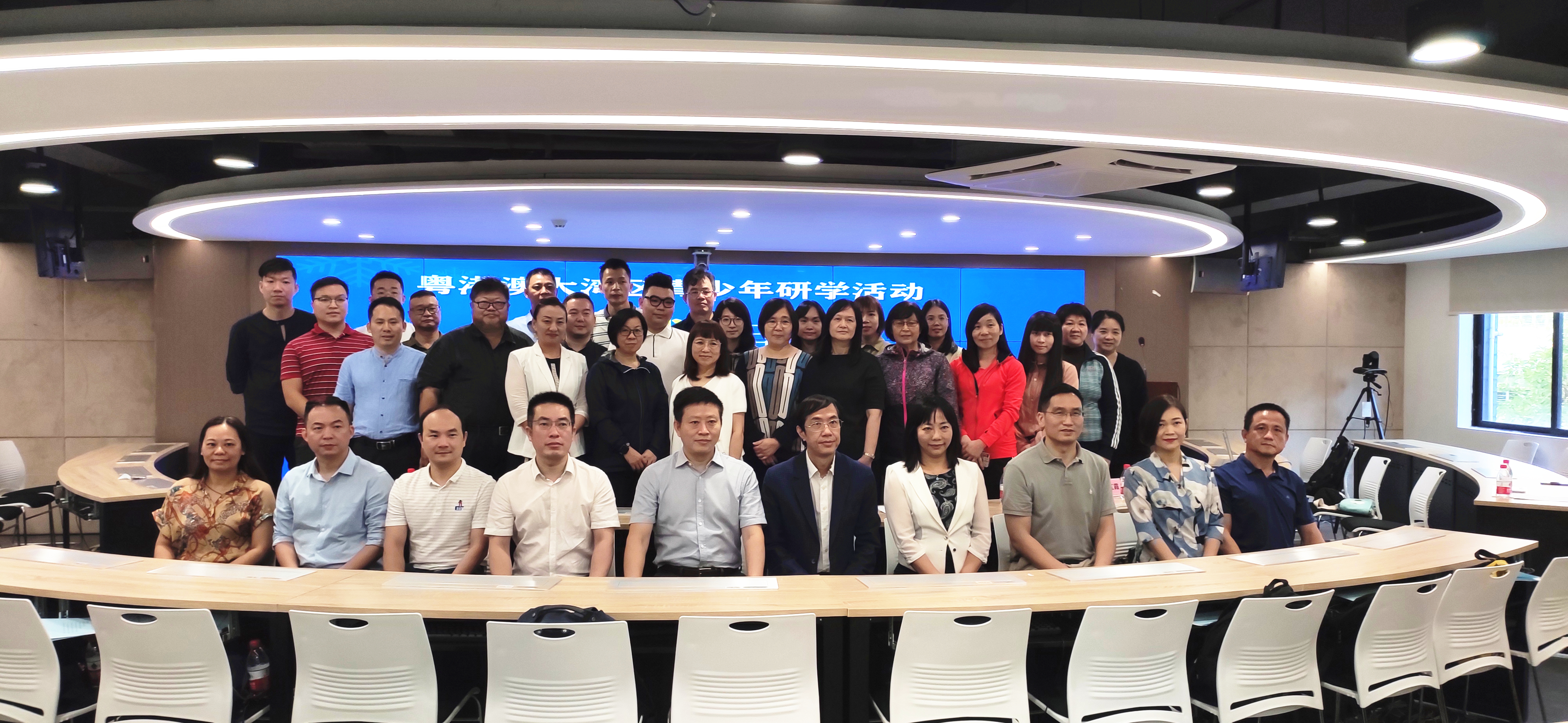 举办“粤港澳大湾区教育工作者黑龙江研学活动首发团”.jpg