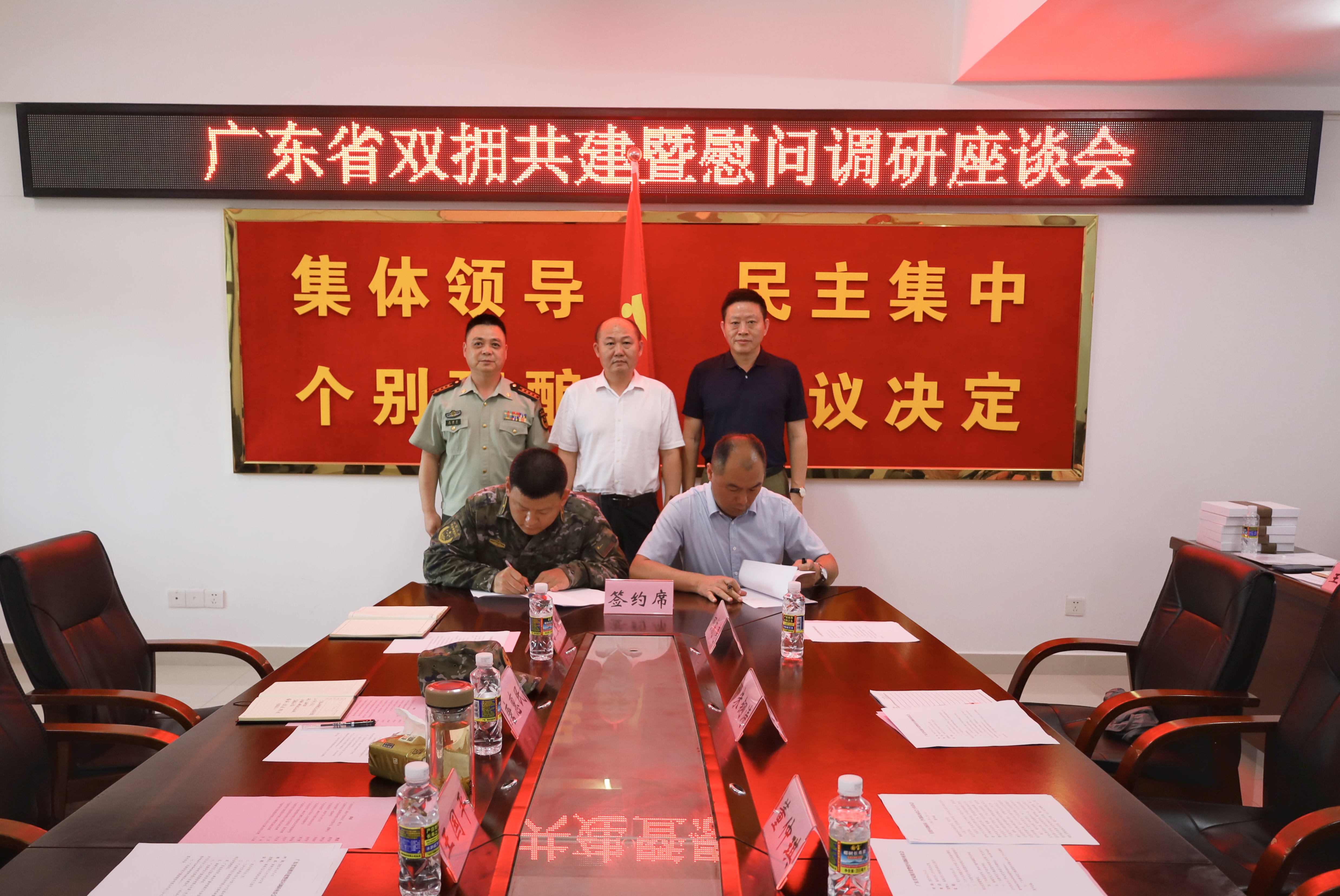 双方支部代表签署共建协议.jpg