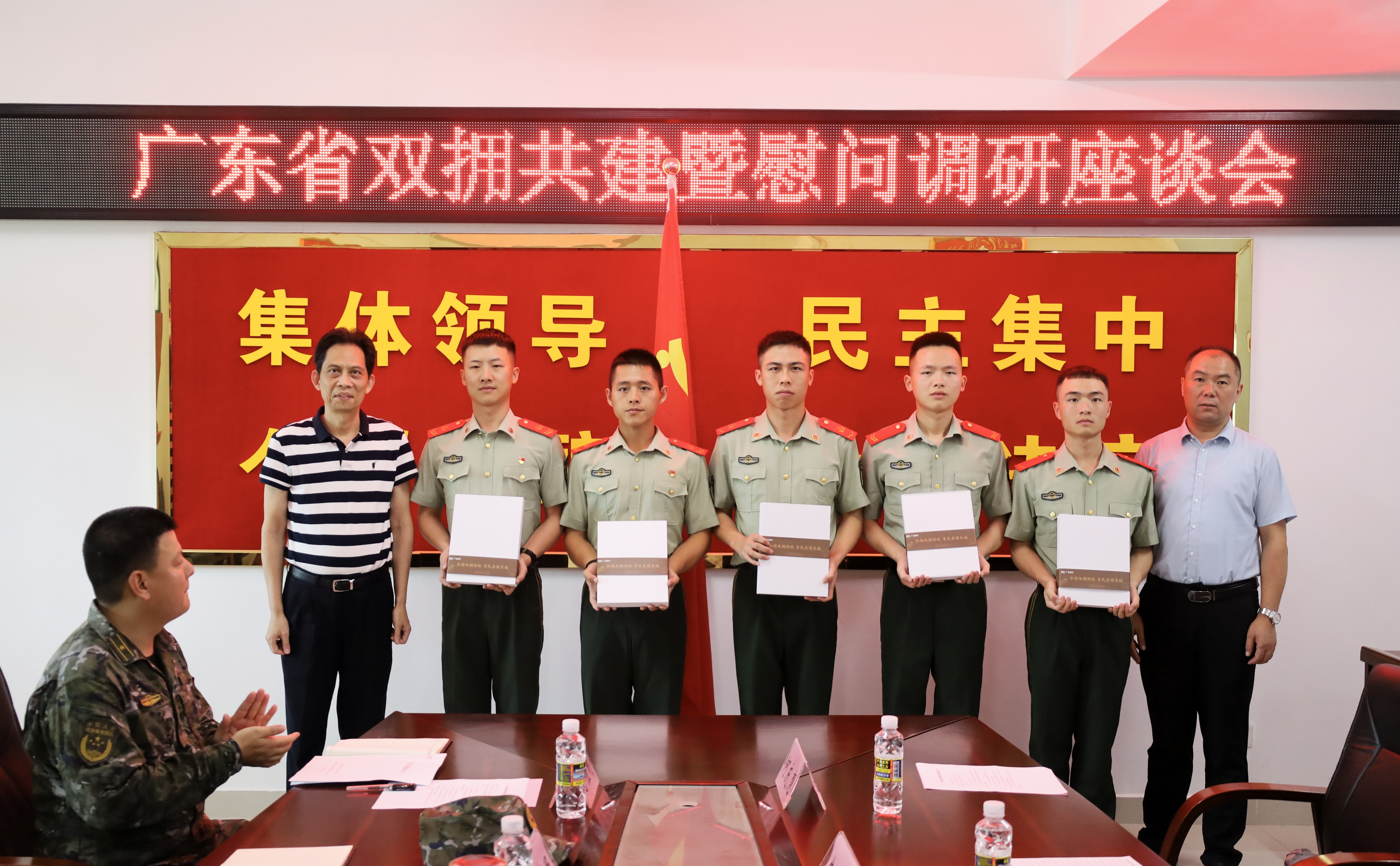 发行集团为驻岛官兵捐赠物资.jpg