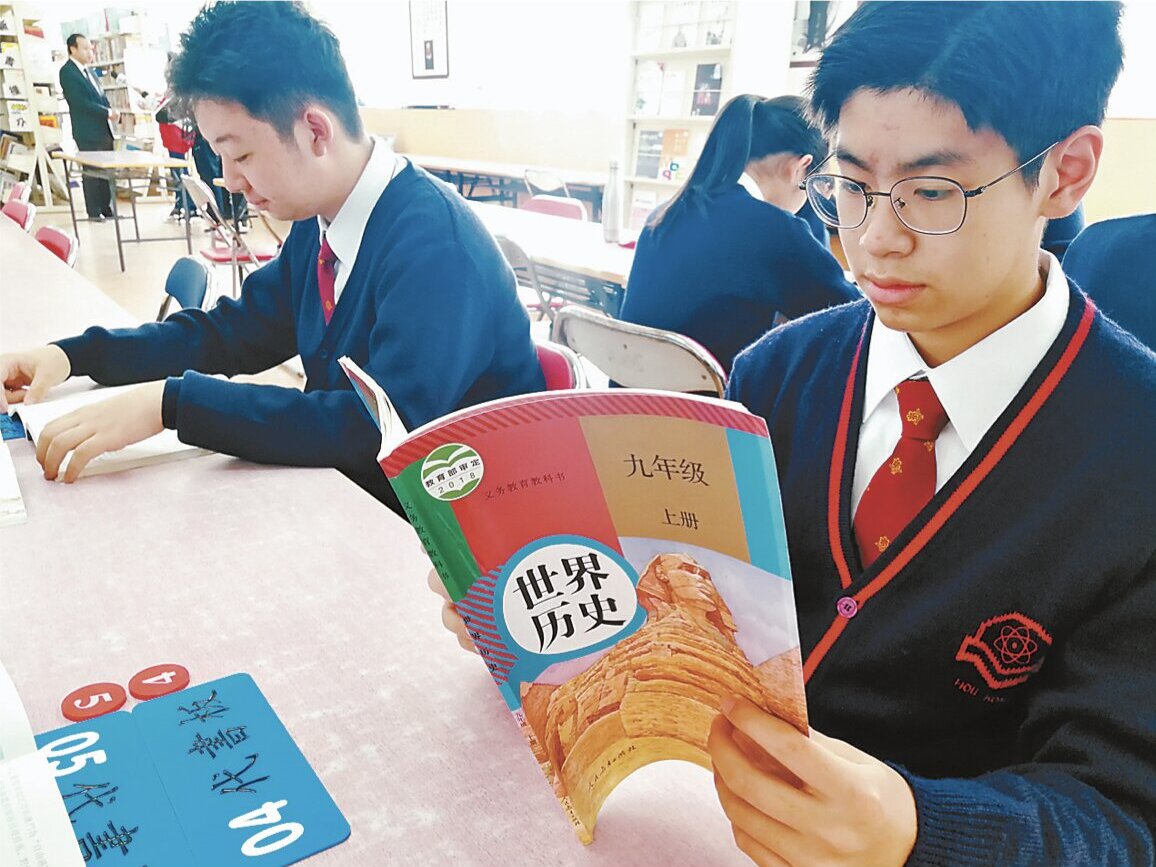 澳门濠江中学学生使用内地版教材.jpg