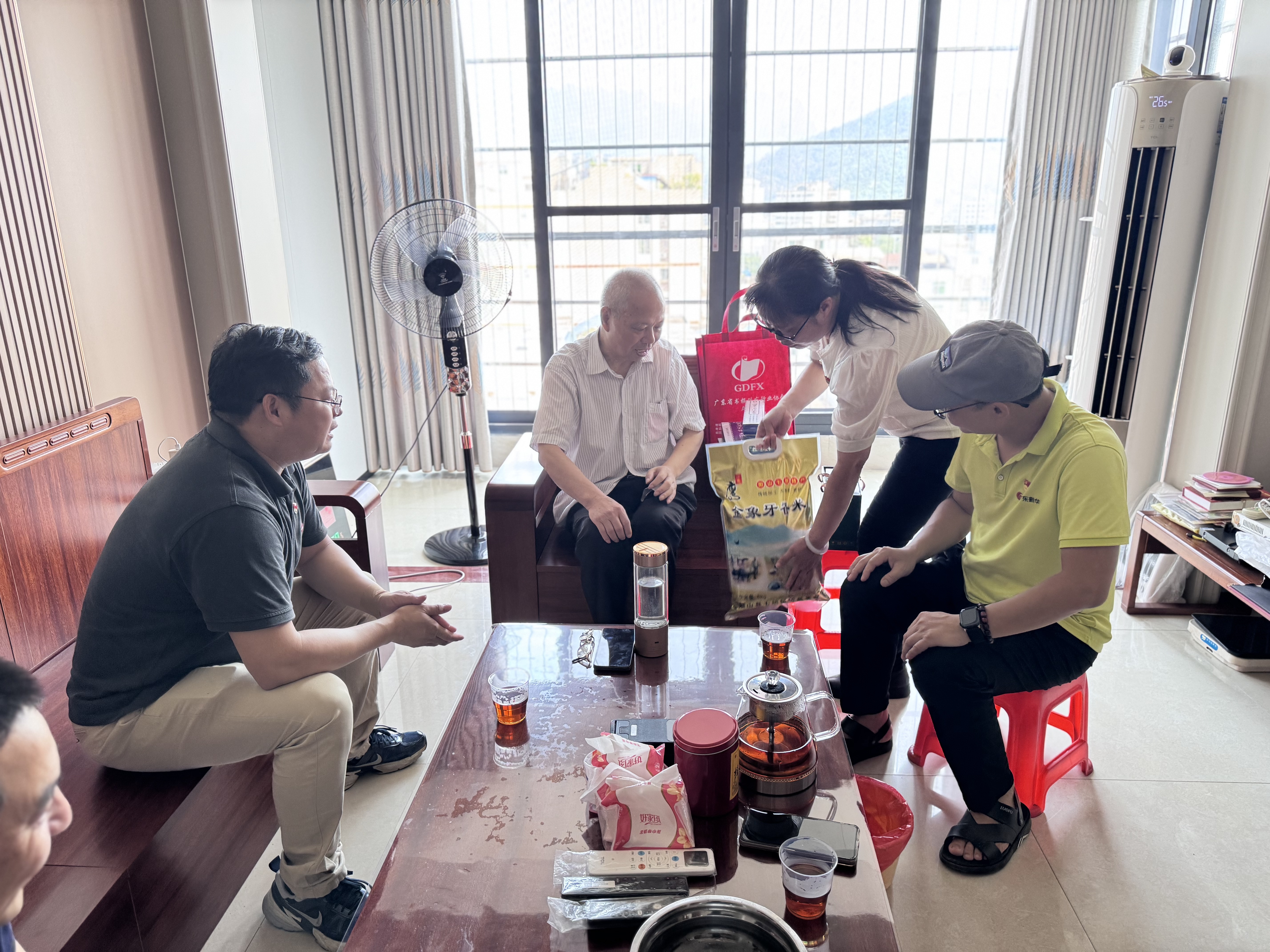 阳山公司党支部走访慰问老党员何善光.jpg